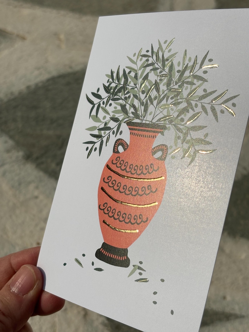Cartolina con anfora e fogliame di ulivo con finitura oro - Cartolina greca - Illustrazione greca - Olive greche - Vaso greco antico - Ramo di ulivo immagine 2