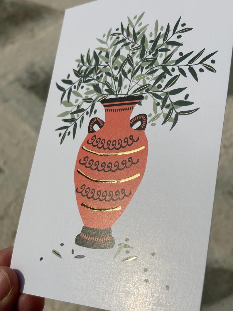 Cartolina con anfora e fogliame di ulivo con finitura oro - Cartolina greca - Illustrazione greca - Olive greche - Vaso greco antico - Ramo di ulivo immagine 1