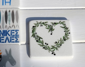 Sottobicchiere in marmo greco - Cuore d'ulivo - Illustrazione greca - Regalo greco - Corona d'ulivo