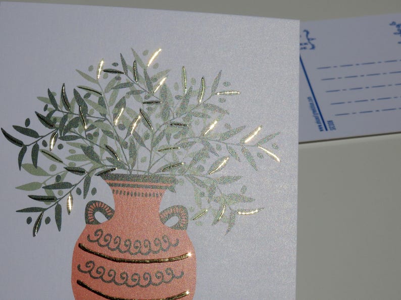 Cartolina con anfora e fogliame di ulivo con finitura oro - Cartolina greca - Illustrazione greca - Olive greche - Vaso greco antico - Ramo di ulivo immagine 5