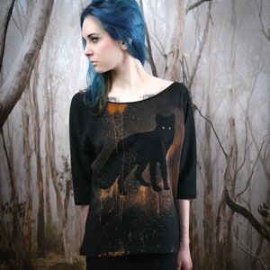 Chemise avec renard, chemisier gothique noir en coton blanchi pour femme. Vêtements alternatifs.
