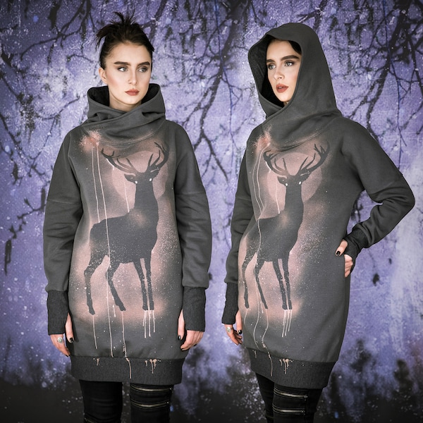 Sudadera larga con capucha con ciervo. Sudadera con capucha gris oscuro con bolsillos y ciervo blanqueado. Sudadera larga gótica con agujeros para los pulgares. Ropa de distopía alternativa