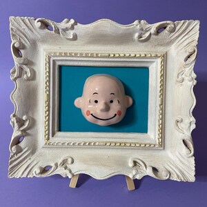 Cornice Barocca Bianca con Charlie Brown in Ceramica Dipinta a Mano, Artigianato Toscano