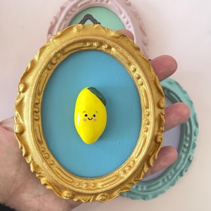 Mini-Bilderrahmen im Kawaii-Stil mit handbemalten Keramikzitronen. Perfekt für Küche oder Schlafzimmer.