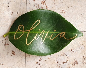 Personalised gold leaf place cards - Wedding leaf place name - Calligraphy Placement cards fresh leaf - Handwritten leaves