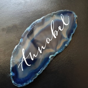 Tarjetas de lugar de ágata azul - Nombres de lugares para bodas en rodajas de ágata - Tarjetas de lugar de ágata - Caligrafía de ágata - Manteles individuales de ágata - Configuraciones de lugar de ágata