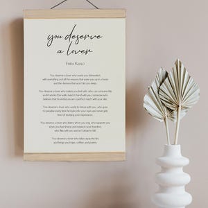 Ti meriti un amante Poster di Frida Kahlo - Regalo per un amico o una persona cara - Poesia messicana - Stampa incorniciata - Poesia d'amore - Regalo per il partner