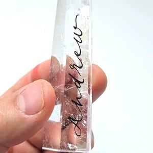 Pointe personnalisée en cristal de quartz clair, noms de lieux pour mariage, point sur pied Marque-places - couverts - baguette en cristal, pierre de guérison
