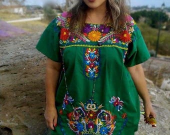 Mexikanisches besticktes grünes Kleid Frauen, Übergröße Huipil Kleidung, Boho Bauern Bluse, Traditionelles Hochzeitskleid, Oaxacan Hippie Kleid.