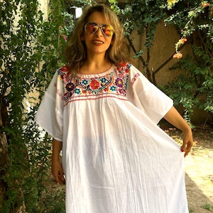 4XL。女性用メキシカン刺繍ドレス。ボヘミアンドレス。ボヘミアンドレス。白い刺繍のチュニック。新鮮なドレス。プラスサイズ。ビーチドレス。チュニック。