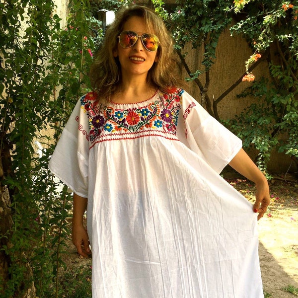 2TG et 4TG. Robe brodée mexicaine pour femme. Robe bohème. Robe bohème. Tunique brodée blanche. Robe fraîche. Grande taille. Robe de plage.