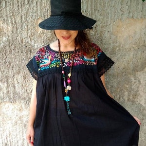 Mexikanische bestickte Bluse, Übergröße Huipil Kleidung, schwarzes Bauernoberteil, traditionelle mexikanische Kleidung, Oaxaca-Frauenoberteil, Frühlingsmodegeschenk