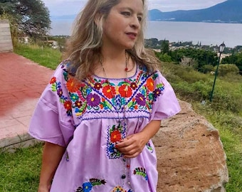 4xl, vrolijke Mexicaanse geborduurde jurk. boho hippiejurk Frisse huipil. Lila popeline jurk. Grote maat. Boho-jurk, Mexicaanse tuniek.