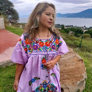 4xl, Fröhliches mexikanisches besticktes Kleid. boho hippie kleid Fresh huipil. Fliederfarbenes Kleid aus Popeline. Plus Größe. Boho Kleid, Mexikanische Tunika.