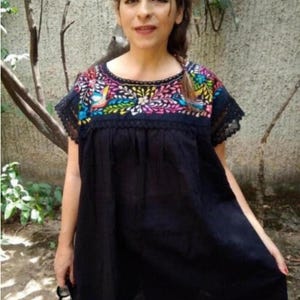 MEDIUM, mexikanische Stickerei Bluse, Bauer. Hand bestickt mit Seidenfäden Schwarzes Kleid, Strand vertuschen Frauen, Hippie Bluse, Boho.