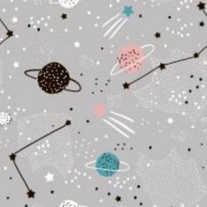 Könnte beinhalten: Ein nahtloses Muster mit grauem Hintergrund, schwarzen, weißen, rosa und blauen Planeten, Sternen und Sternbildern. Die Planeten haben Ringe und sind von kleinen weißen Sternen umgeben.