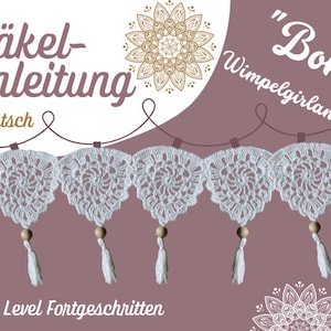 Könnte beinhalten: Häkelanleitung für eine "boho" Girlande mit weißen Quasten. Die Anleitung ist in Deutsch geschrieben und für fortgeschrittene Häkeler geeignet. Das Bild zeigt eine fertige Girlande mit weißen Häkelfahnen und Holzperlen.