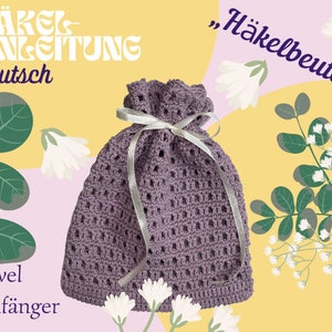 Könnte beinhalten: Eine lila Häkel-Kordeltasche mit einem weißen Band. Die Tasche befindet sich auf einem rosa und gelben Hintergrund mit weißen Blumen. Der Text "HÄKEL-ANLEITUNG Deutsch" befindet sich in der oberen linken Ecke des Bildes. Der Text "Level Anfänger" befindet sich in der unteren linken Ecke des Bildes. Der Text ",Häkelbeutel" befindet sich in der oberen rechten Ecke des Bildes.