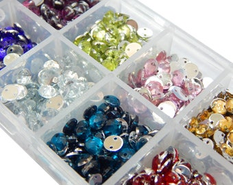 Diamantes de imitación para coser Piedras brillantes para coser 1500 piezas redondas, 10 colores, piedras acrílicas de cristal de 6 mm, parte posterior plana con caja de clasificación