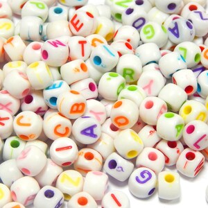 450 cuentas de letras de 7 mm de plástico redondas blancas de la A a la Z con letras de colores, joyería infantil, cuentas del alfabeto, bandas para nombres.