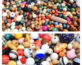 Ensemble de perles en bois colorées, différentes formes et couleurs, bijoux à faire soi-même
