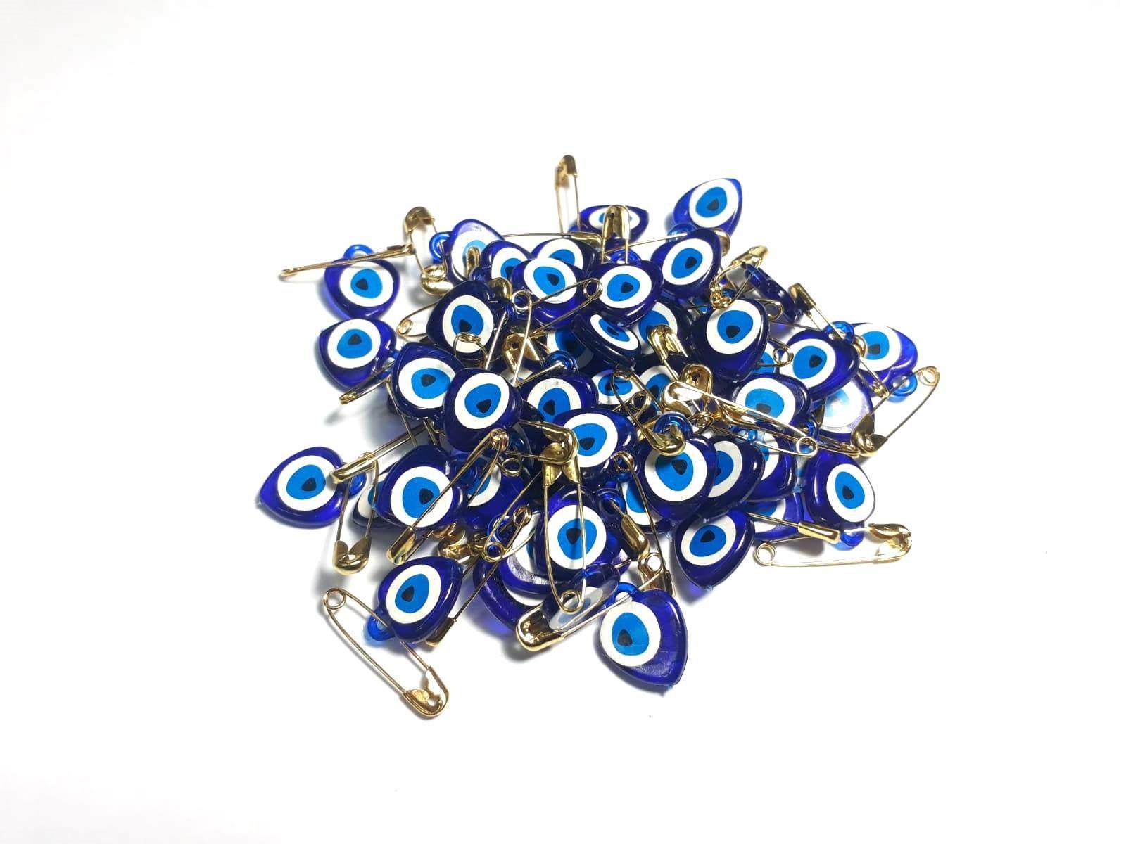 Türkische Nazar-Amulette (türkisches Auge), die im Herbst an einem