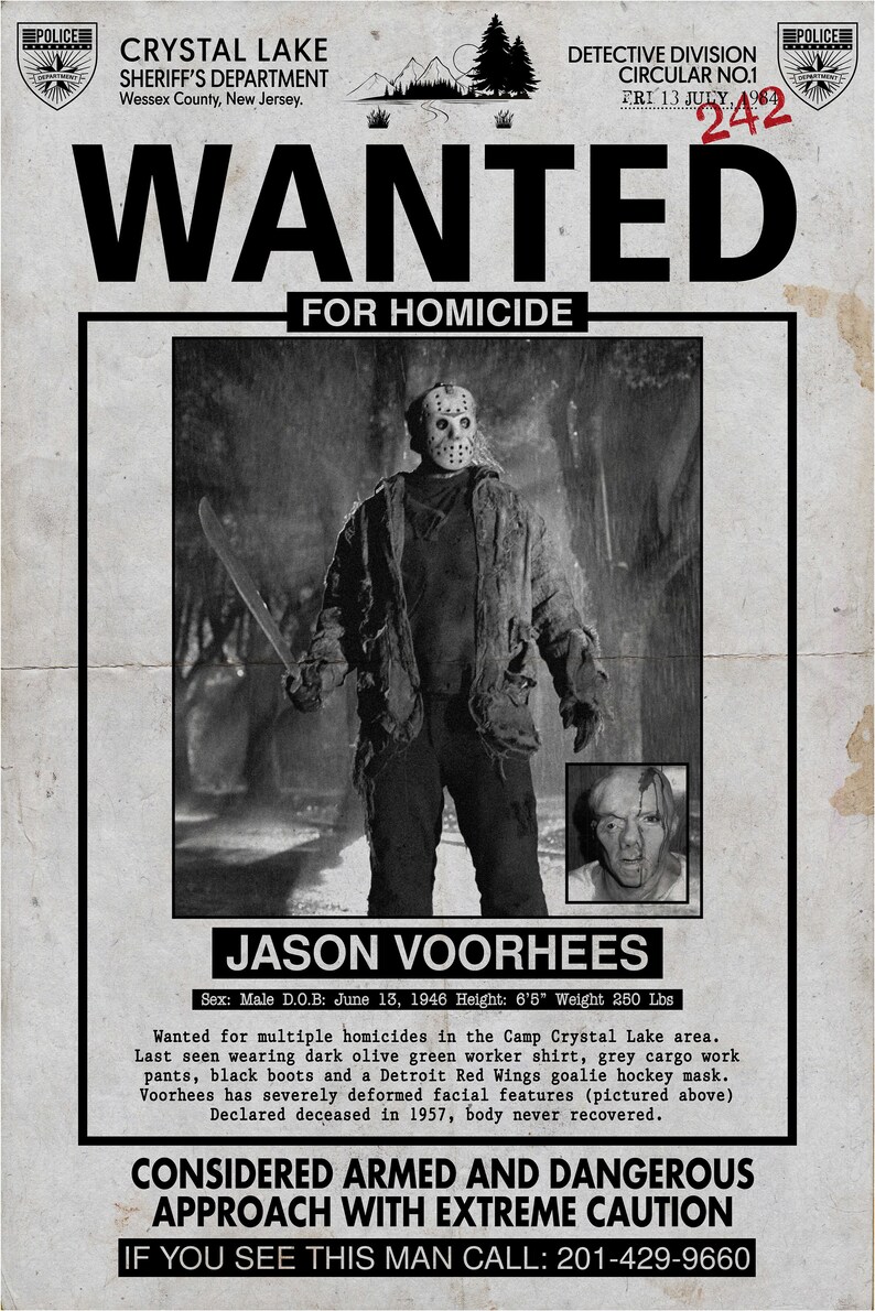 Puede incluir: Un cartel de b&uacute;squeda de Jason Voorhees, el asesino ficticio de la franquicia Viernes 13. El cartel es en blanco y negro y presenta una foto de Jason con una m&aacute;scara de hockey y sosteniendo un machete. El cartel tambi&eacute;n incluye texto que dice "BUSCADO POR HOMICIDIO" y "CONSIDERADO ARMADO Y PELIGROSO AC&Eacute;RQUESE CON EXTREMA PRECAUCI&Oacute;N".