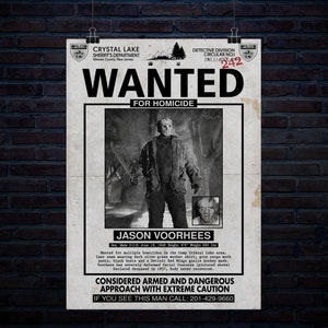 Puede incluir: Cartel de b&uacute;squeda de Jason Voorhees, un personaje ficticio de la franquicia Viernes 13. El cartel es en blanco y negro y presenta una foto de Jason con una m&aacute;scara de hockey y sosteniendo un machete. El cartel tambi&eacute;n incluye texto que dice "Se busca por homicidio" y "Considerado armado y peligroso. Ac&eacute;rquese con extrema precauci&oacute;n."