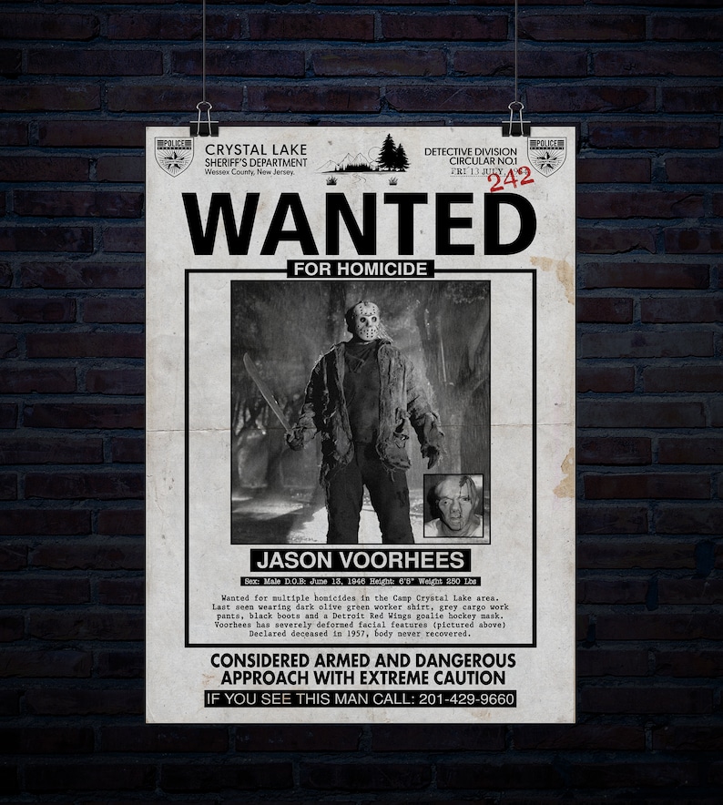 Puede incluir: Cartel de b&uacute;squeda de Jason Voorhees, un personaje ficticio de la franquicia Viernes 13. El cartel es en blanco y negro y presenta una foto de Jason con una m&aacute;scara de hockey y sosteniendo un machete. El cartel tambi&eacute;n incluye texto que dice "Se busca por homicidio" y "Considerado armado y peligroso. Ac&eacute;rquese con extrema precauci&oacute;n."