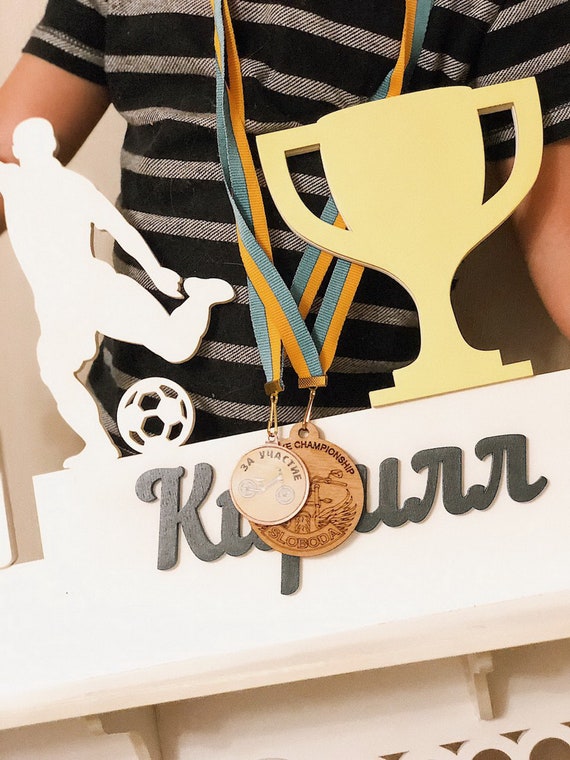 Medallero con estante de trofeos / Nombre personalizado Percha de medallas  / Medallero / Medallero / Percha de medalla -  España