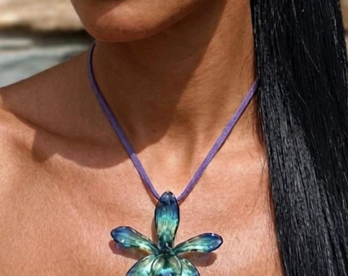 Collana Orchidea Tiger Azzurra e Verde, Pendente Fiore Vero in Resina, Orchidea Rara con Laccio in Pelle, Gioiello Artistico Botanico Unico