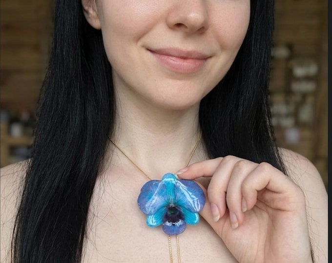 Collana Orchidea Azzurra Vera in Resina, Pendente Fiore Naturale, Gioiello Botanico Saliscendi Regolabile, Regalo per Lei, Eleganza Naturale