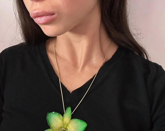 Set Gioielli Orchidea Verde, Collana Saliscendi e Orecchini Coordinati, Parure Botanica in Resina Artigianale, Regalo Unico per Lei