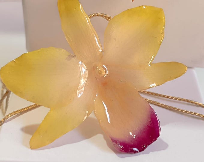 Collana orchidea vera gialla, Ciondolo fiore vero resina, Collana saliscendi regolabile oro e bronzo, Gioielli botanici regalo per lei