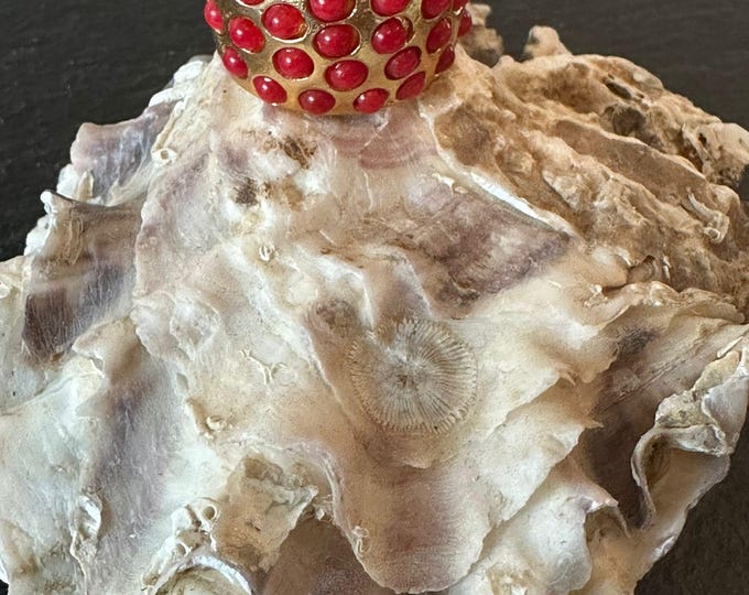 Spectacular rings in Etruscan gold on bronze, adjustable, red coral or natural pearls.