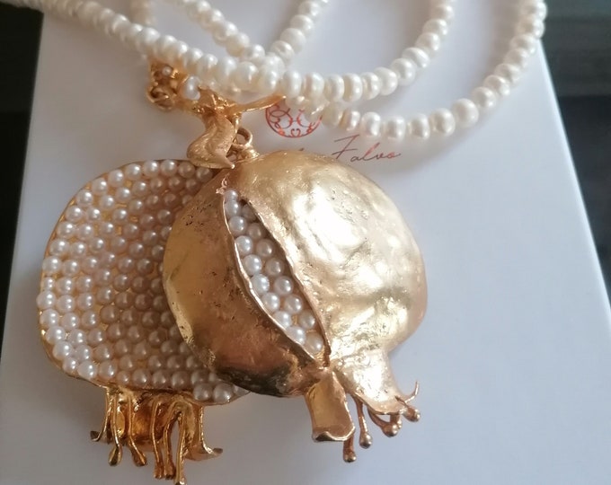 Spectacular pomegranate necklace, in matte gold on bronze and finished with natural white pearls