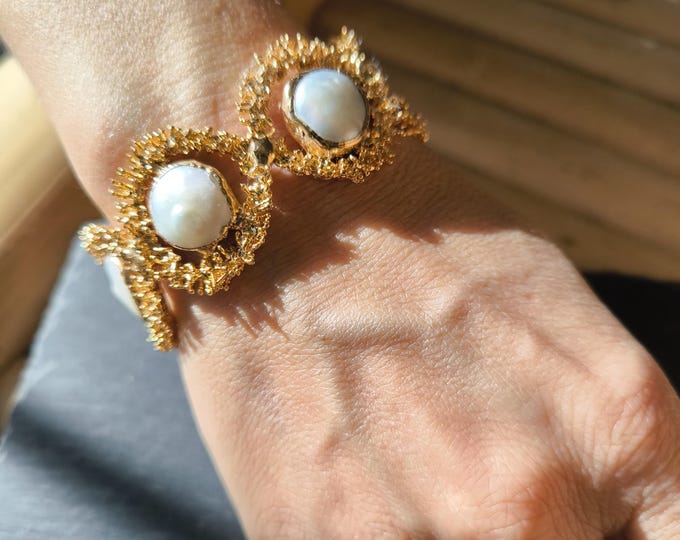 Adjustable bracelet in gold plating on bronze with natural mother-of-pearl - coral-style design