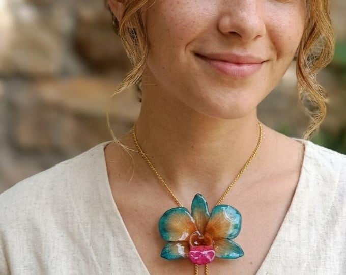 Collana Saliscendi Regolabile Orchidea Azzurra Arancio in Resina -   Fiore Vero - Gioiello Botanico - Regalo Unico