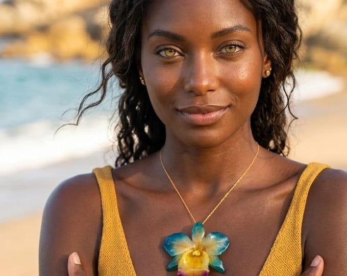 Collana Orchidea Sakura in Resina, Gioiello Floreale Unico, Oro su Bronzo Galvanica, Collana Regolabile, Regalo Elegante per Lei
