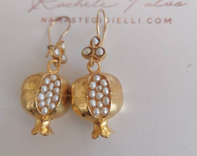 Spectacular pair of Pomegranate earrings in Etruscan gold and white pearls