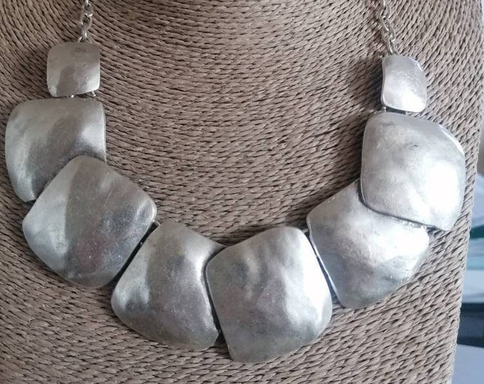 Necklace in aluminum and galvanized silver adjustable at will.