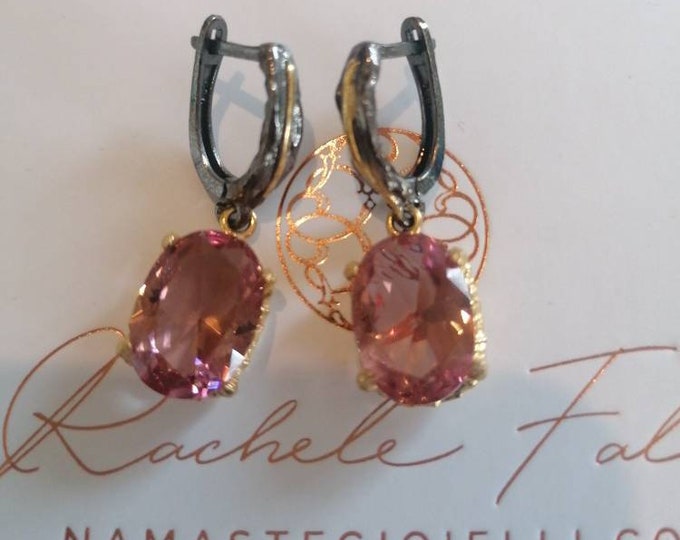 Pair of earrings in burnished silver with galvanized gold embroidery, set with two Csariti or iridescent diaphragms weighing 4.5 carats each.