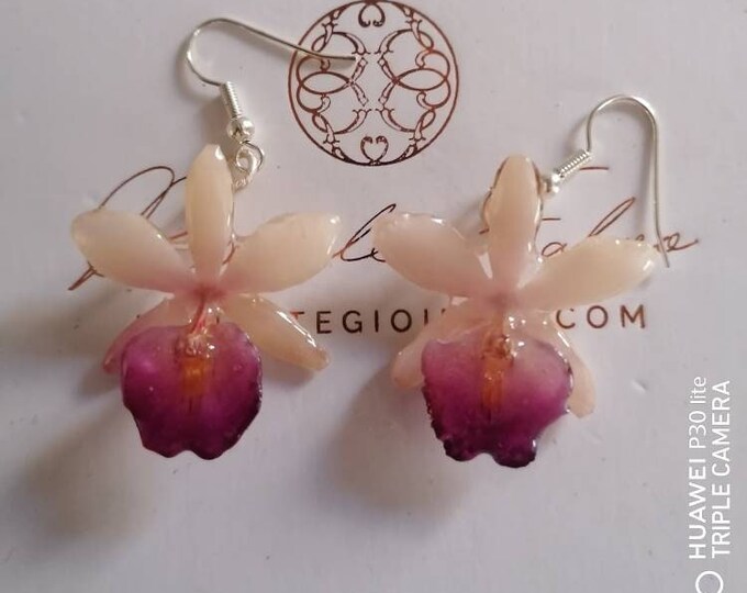 Small natural orchids incorporated in resin and silver hook