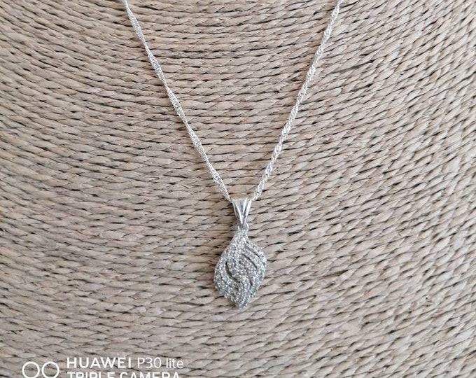 Beautiful necklace entirely in silver and white topazes