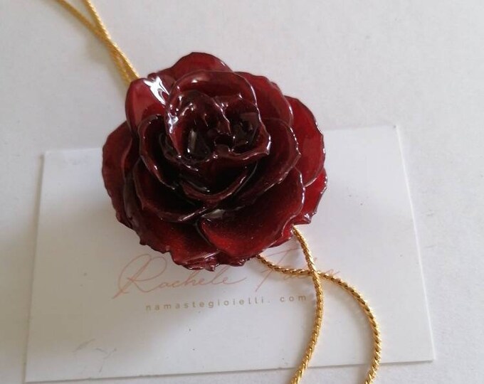 Adjustable gold-plated bronze shower rail with natural red rose embedded in resin