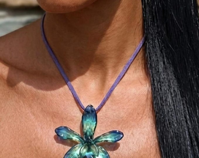 Collana orchidea vera azzurra, Ciondolo fiore vero resina, Spilla orchidea trasformabile, Gioielli botanici insoliti, Regalo unico lei
