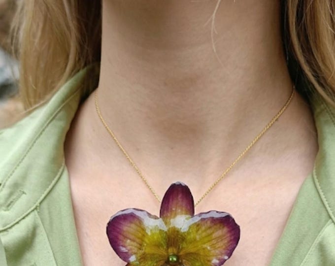 Collana Orchidea Lucky Multicolore, Pendente Fiore Vero Viola con Riflessi Verde Chiaro o Scuro, Gioiello Botanico Saliscendi Oro su bronzo