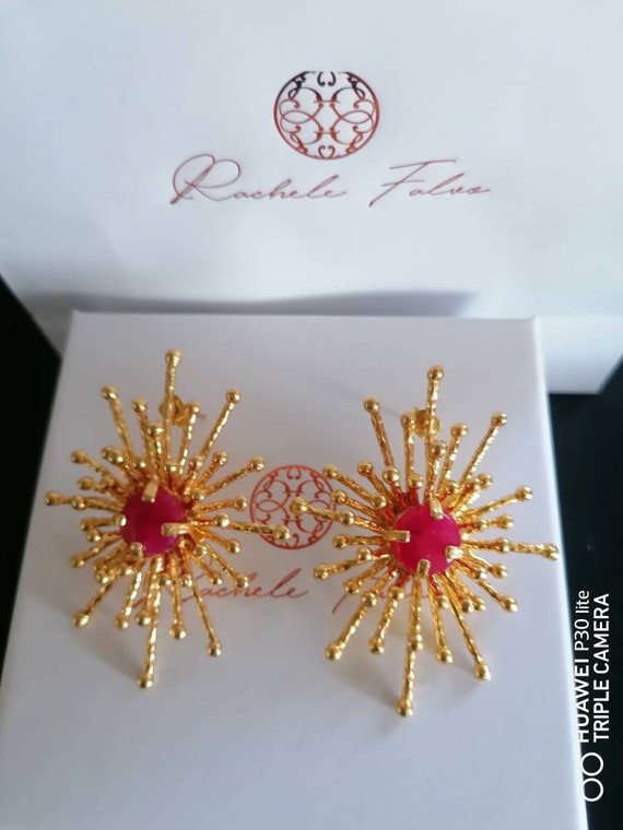 Pair of earrings in matt gold on bronze Etruscan sun and finished with natural faceted red agates