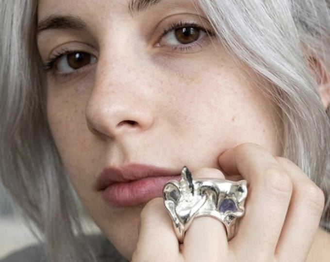 Sculpture ring in pure silver and artistic resin with a black tourmaline