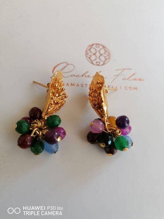 Spectacular pair of earrings in matt gold on bronze and finished with multicolored stones